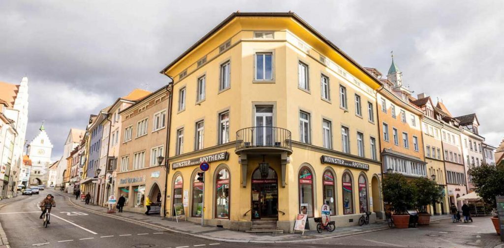 ein gelbes Gebäude mit einem Balkon